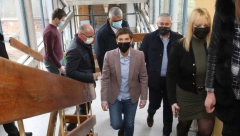 PREMIJERKA BRNABIĆ OBIŠLA GIMNAZIJU U MLADENOVCU Država ulaže u prosvetu, u obnovu škola dato 38 milijardi dinara (FOTO)