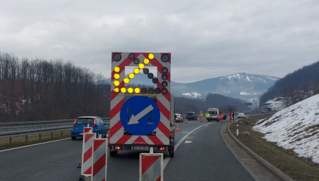 JEZIVA SCENA NA MESTU NESREĆE NA AUTOPUTU MILOŠ VELIKI Teško povređena žena u prevrtanju auta, HITNO prebačena u bolnicu (FOTO)