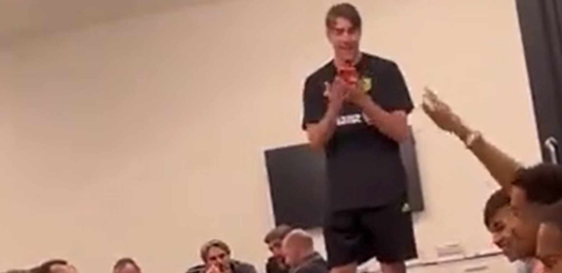 VLAHOVIĆ VEĆ NAPRAVIO ŠOU U JUVENTUSU! Dok Firenca tuguje, Srbin peva i dobija ovacije! (VIDEO)