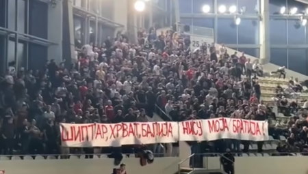 "DELIJE" TERAJU TRENERA! Navijači Zvezde protestovali tokom meča, traže da odmah napusti ekipu! (VIDEO)