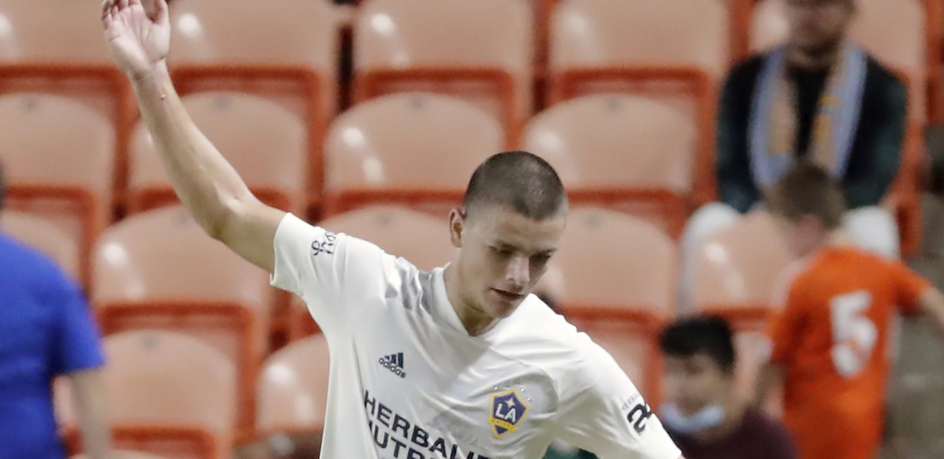 SRBIN GAZI SVE PRED SOBOM Zaludeo Amere, dobio nagranu, pa opet pocepao mrežu (VIDEO)