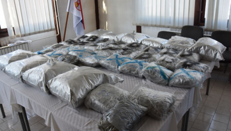 ZAPLENJENO 50 KILOGRAMA MARIHUANE U MLADENOVCU Policija uhapsila dve osobe prilikom primopredaje droge