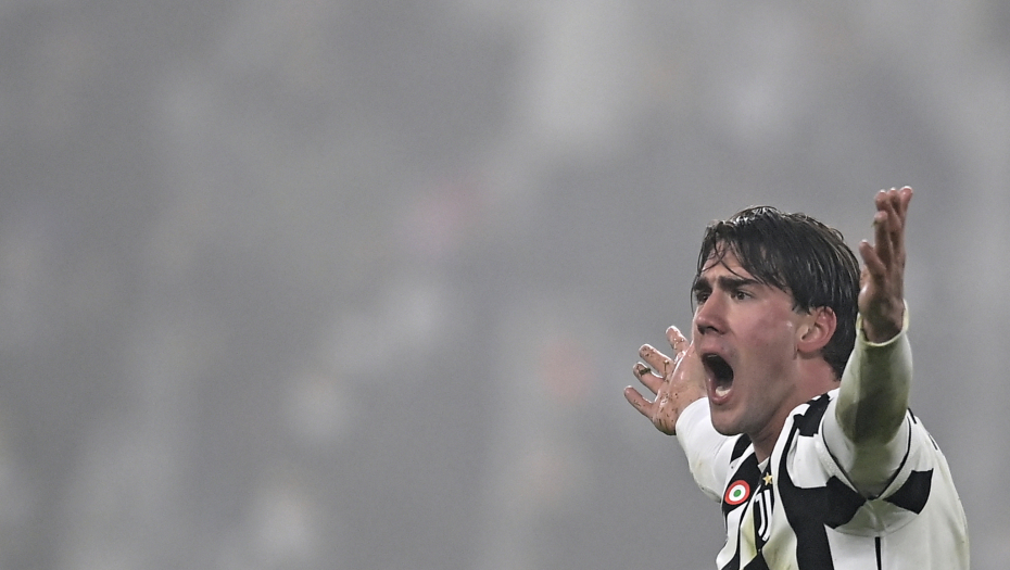 SKANDAL NA APENINIMA Navijači Rome vređali Vlahovića, sramni povici sa tribina upućeni Srbinu