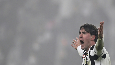 SKANDAL U FIRENCI! Vlahovića navijači Fjorentine dočekali majmunskim urlicima i pogrdnim skandiranjem (VIDEO)