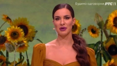 LJUBE SE NA SNEGU! Dragana Kosjerina uhvaćena u strasnom zagrljaju zgodnog muškarca! (FOTO)