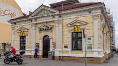 KAKO JE OTVOREN PRVI "MEK DONALDS" U SRBIJI Burna istorija restorana brze hrane, od obaranja svetskog rekorda do potpunog demoliranja i ponovnog sjaja