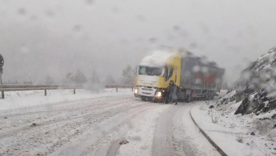 NEVREME STIGLO I U SRBIJU Mećava na Zlatiboru, gondola zaustavljena zbog jakog vetra, kod Nove Varoši auto sleteo u kanal...