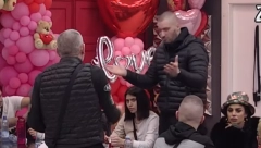 ORI SE BELA KUĆA OD NJIH DVOJICE! Mića predočio Mensuru kako se srozao zbog Milice, on poludeo, pa skočio kao oparen na njega!