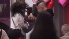 JEZIVA TUČA TARE I ŠA! Simova nasrnula na repera, udarala ga gde je stigla, cepala, on tražio da podnese krivičnu prijavu: Preti mi klanjem!
