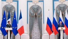 ZAŠTO SU MAKRON I PUTIN SEDELI NA KRAJEVIMA STOLA? Nemački kancelar stigao u Moskvu i načinio skandal neslućenih razmera…