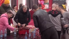 OPET POKAZAO KOLIKO JE POHLEPAN! Dejan prvi pritrčao poklonima od Velikog šefa, a ono što je uradio zgrozilo je sve!