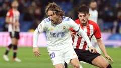 MOMENAT O KOM BRUJI EVROPA Srbin i Hrvat u zagrljaju nakon utakmice (FOTO)