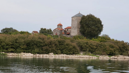 PRAVOSLAVNI VERNICI OBNAVLJAJU MANASTIR NA SKADRSKOM JEZERU Godinama prokišnjava i propada, evo kako možete da pomognete