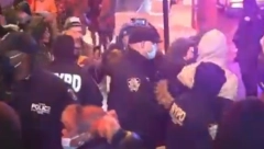 KAZNA I LISICE NA RUKE Policija uletela u bioskop i privela sve NEVAKCINISANE osobe!