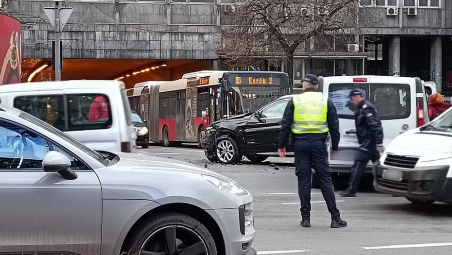 SAOBRAĆAJNA NESREĆA NA ULAZU U TERAZIJSKI TUNEL Hitna pomoć i policija intervenišu (FOTO/VIDEO)