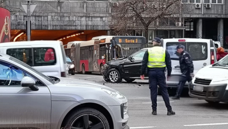 SAOBRAĆAJNA NESREĆA NA ULAZU U TERAZIJSKI TUNEL Hitna pomoć i policija intervenišu (FOTO/VIDEO)