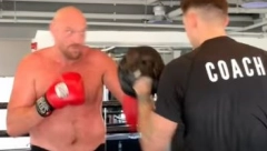 FJURI SE OPUSTIO! Čuveni bokser počeo pripreme sa pozamašnim viškom kilograma, ipak jedna stvar je ostala ista (VIDEO)