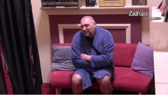 ZADRUGAR SAV U RANAMA! Mikiju se bolest proširila po celom telu, zadrugari zanemeli od šoka kada se skinuo u dvorištu! (FOTO)