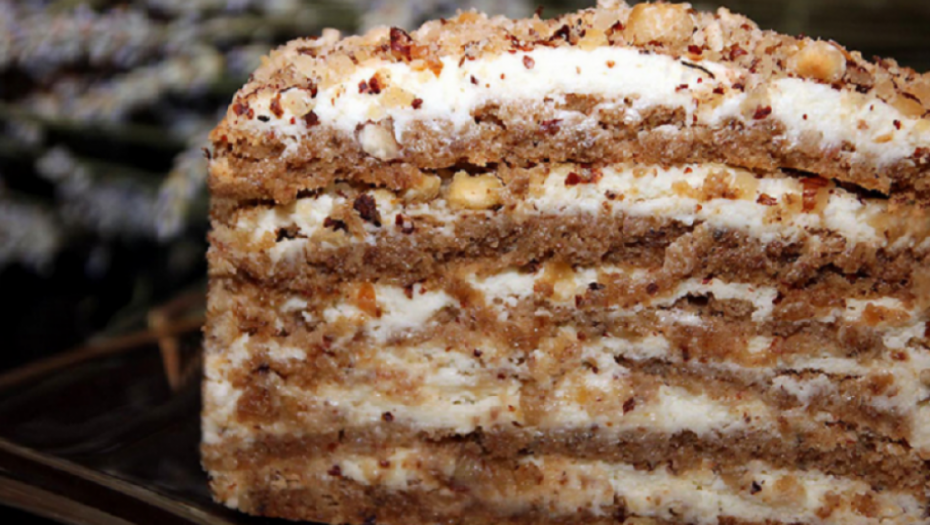 BOGATA STARINSKA POSLASTICA Snežna ruska torta s orahom - zavodljiva slast prvog poljupca