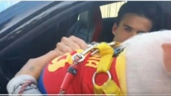 ČUDO NEVIĐENO! Fudbaleru Barselone doneli svinju, nije mogao da veruje šta se događa (VIDEO)