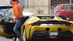 ZLATAN VOZI SAMO ZLATNO! Ibrahimović provozao Ferari od 500.000 dolara po Milanu, svi se okretali za njim! (FOTO)