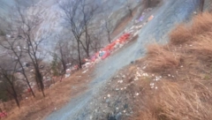 SMRAD MRTVIH ŽIVOTINJA ŠTIPA ZA OČI, PSI RAZVLAČE TRULE LEŠEVE Horor scene kod Kragujevca, meštani kažu: "Videli smo beli kombi..."