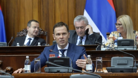 MALI ODGOVORIO NIKEZIĆU Srbija danas niti ima rupe u budžetu, niti građani imaju rupe u sećanju
