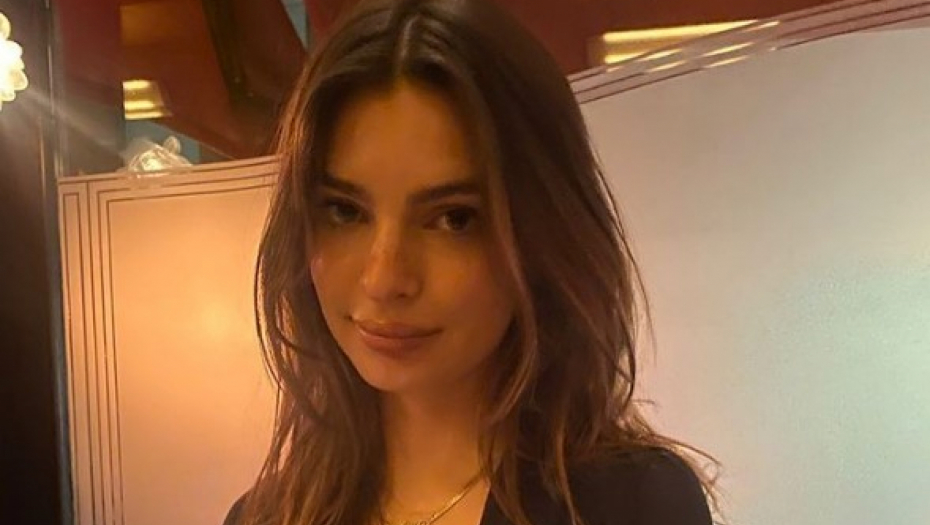 SVE PRŠTI OD SEKSIPILA: Emili Ratajkovski u nikad izazovnijem izdanju, zavodnica ostavlja bez  daha u maloj crnoj haljinici