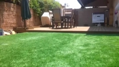 Ovo dvorište krije savršenu tajnu: Pogledajte šta se nalazi ispod trave! (VIDEO)