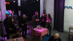 "MI ODAVDE SVIRAMO, A LJUDI NAS PRATE NA KOMPJUTERU" Prva elektronska kafana na svetu počela sa radom u Srbiji