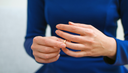 SRPKINJA JE POSTAVILA BURME NA LICITACIJU, I TO ZA SAMO POČETNU CENU OD 2.000 DINARA! Onda je otkrila BOLNU priču: "Muž je skinuo svoju i umro"