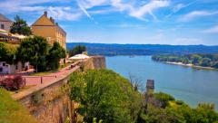 POZNATO STANJE MLADIĆA KOJI PREŽIVEO PAD SA TVRĐAVE U NOVOM SADU Povukao ga drug koji je izgubio ravnotežu!