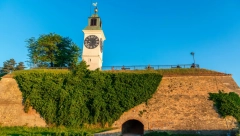 KOSOVO JE SRBIJA Pogledajte poruku srpskog ponosa istaknutu na Petrovaradinskoj tvrđavi (FOTO)