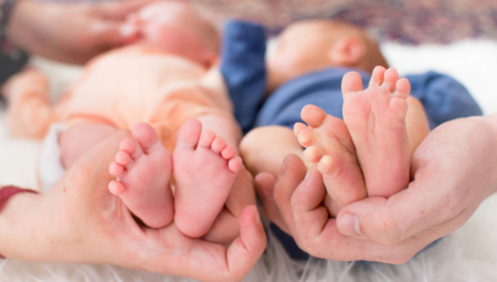 PRONAŠAO DVE BEBE NA SMEĆU Kad ih je doneo kući njegova žena ugledala nešto strašno