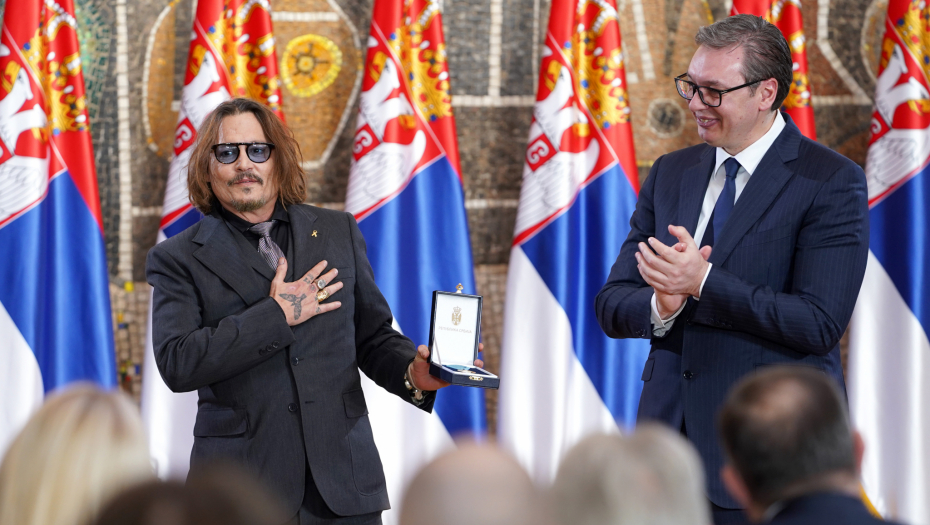 ŠTA ĆE DŽONI DEP U SRBIJI?! Đilasova Tviter brigada nastavlja rat protiv svoje države