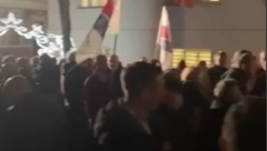 KRAJIŠNICI DOŠLI DA PODRŽE VUČIĆA Razvili zastave pa zapevali OVU PESMU (VIDEO)