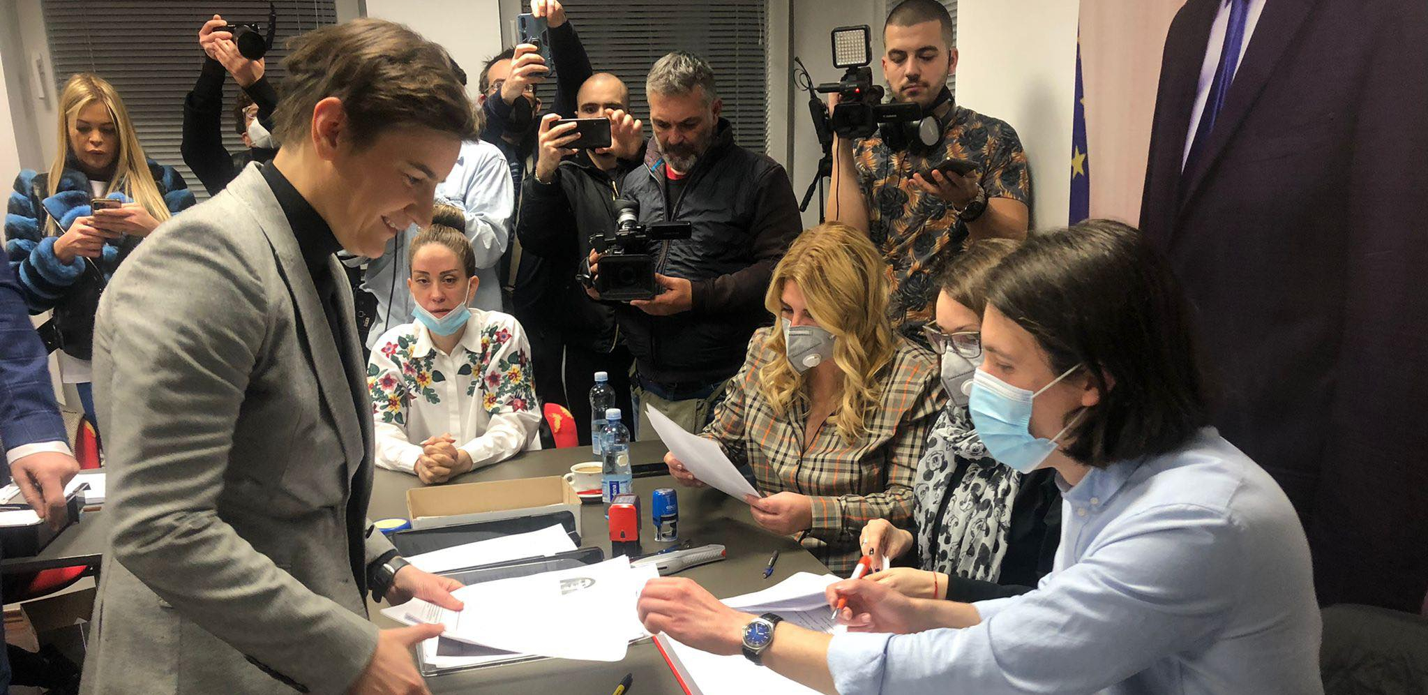 HILJADE GRAĐANA DAJE PODRŠKU LISTI "ALEKSANDAR VUČIĆ - ZAJEDNO MOŽEMO SVE" Potpisali Ana Brnabić, Danica Grujičić, Lazar Ristovski, Marko Kešelj...