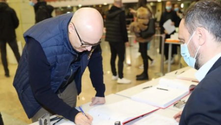 MILOŠ VUČEVIĆ PRUŽIO BEZREZERVNU PODRŠKU ALEKSANDRU VUČIĆU Dajem potpis za jedinu listu koja garantuje dalji napredak Srbije (FOTO)