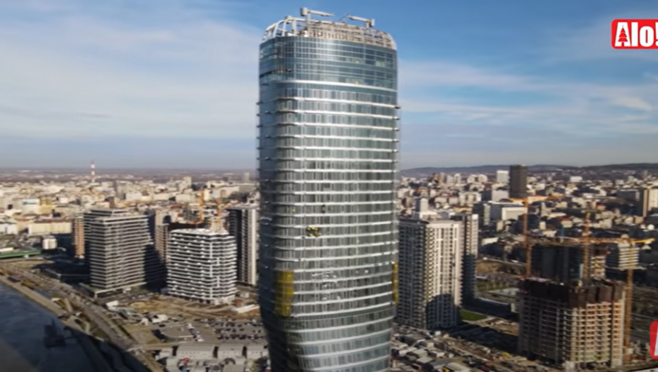 IMUĆNI SRBIN JE SVEKAR NAŠE POZNATE FOLK ZVEZDE Nećete verovati ko je kupio ceo sprat u kuli Beograd i iskeširao 15 miliona evra