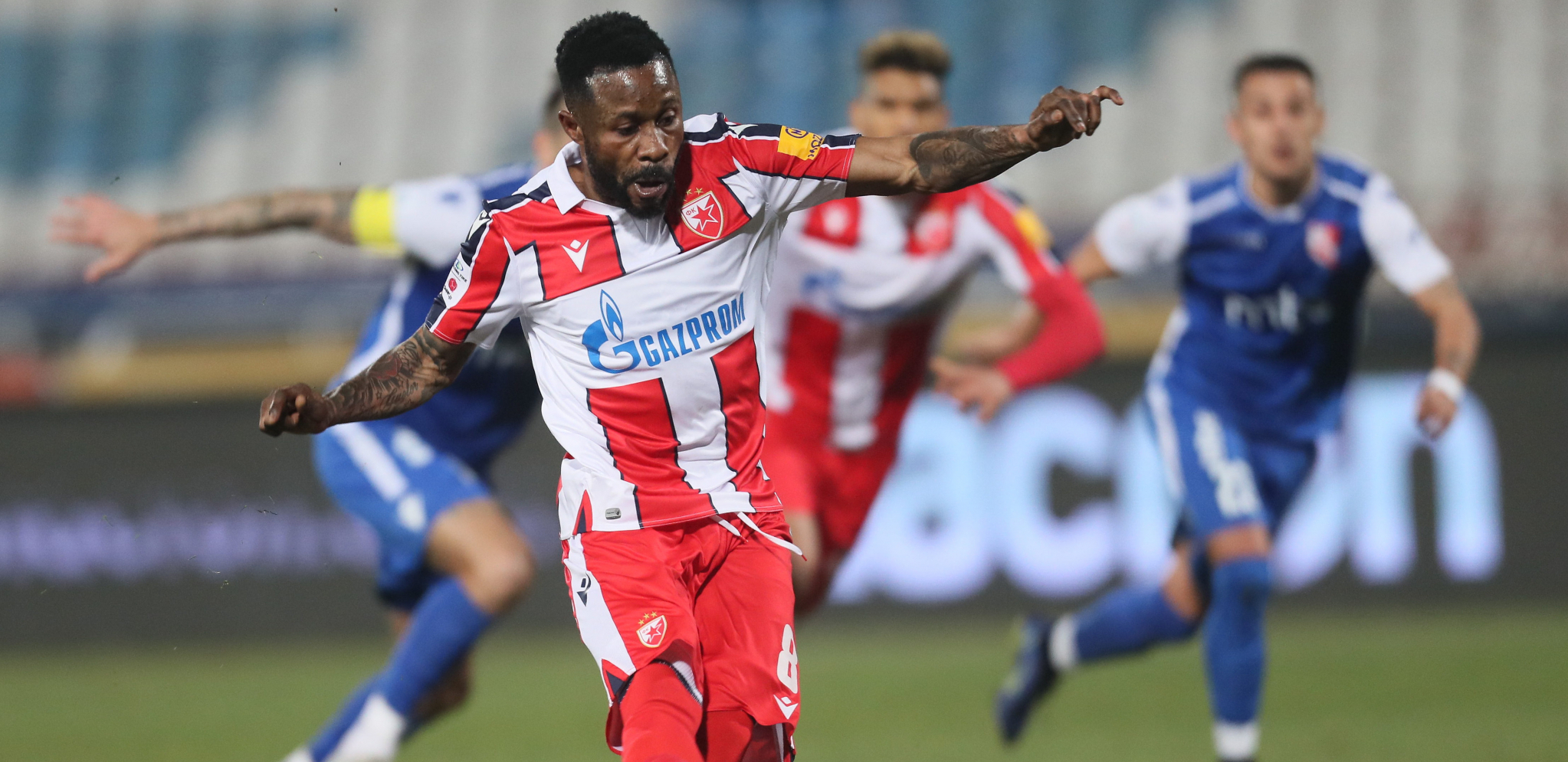 KANGA POGAĐA IZ NESTVARNIH POZICIJA! Pogledajte odakle je Zvezdin vezista postigao gol! (VIDEO)