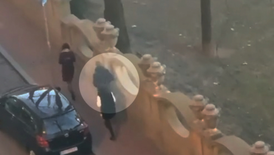 POGLEDAJTE DRSKO DŽEPARENJE USRED BEOGRADA Pratili devojku po danu, on joj otvorio ranac i zavukao ruku, a onda... (VIDEO)