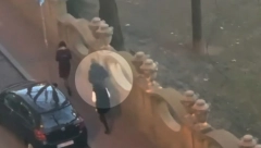 POGLEDAJTE DRSKO DŽEPARENJE USRED BEOGRADA Pratili devojku po danu, on joj otvorio ranac i zavukao ruku, a onda... (VIDEO)