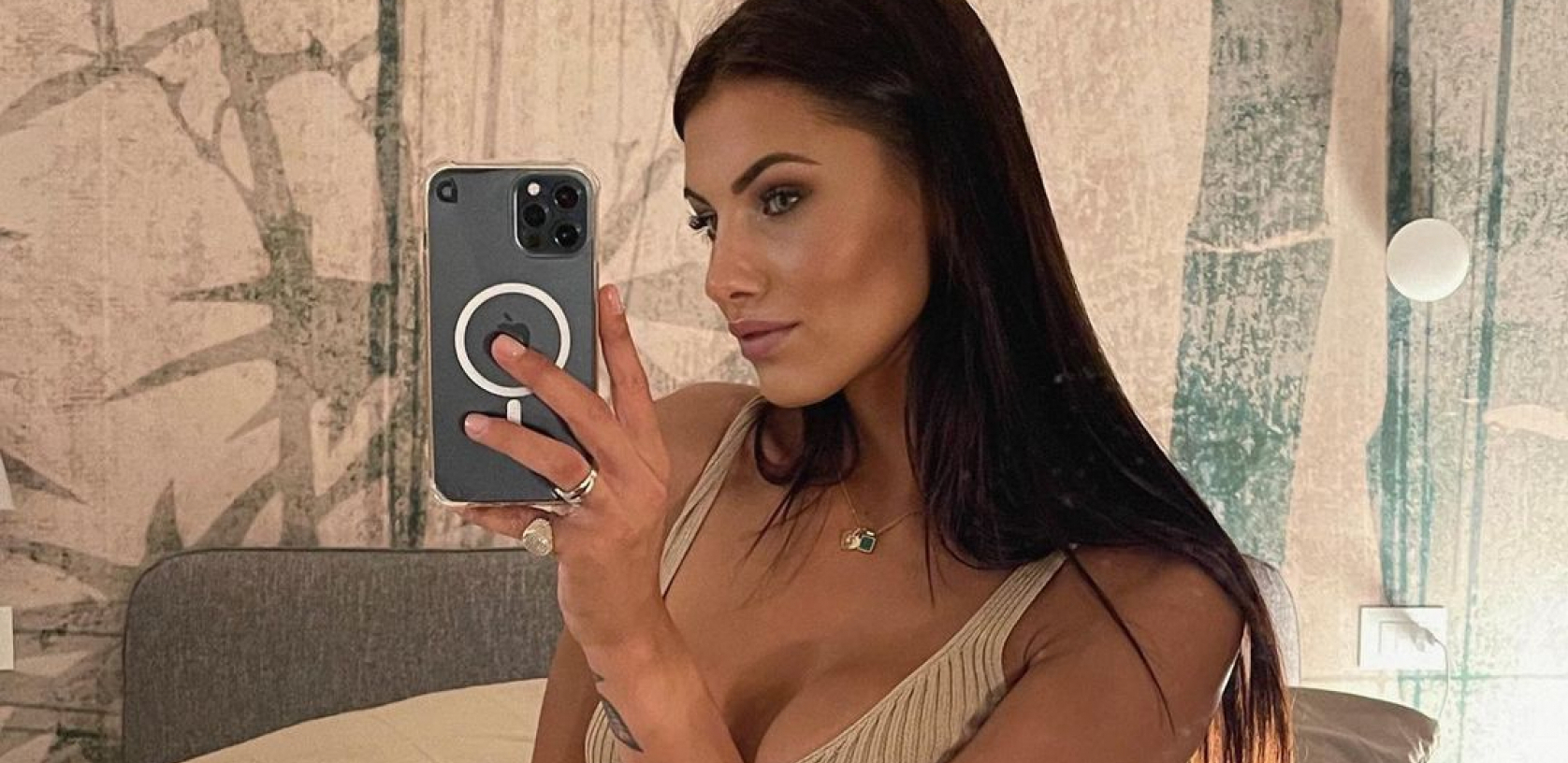 PADAJU VILICE! Svi komentarišu Vlahovićevu devojku, jedan detalj nikome nije promakao! (VIDEO)