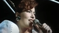 GLEDALI STE JE U TESNOJ KOŽI, FARMI I RIJALITIJU ZADRUGA! Danas ova glumica i pevačica izgleda potpuno drugačije, a evo o kome je reč!