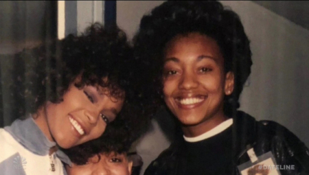 ŠOKANTAN ŽIVOT SLAVNE PEVAČICE Svi znaju da se Vitni  udavila u kadi, ali su detalji romanse sa asistentkinjom tek sad isplivali!