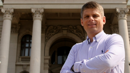 OMILJENI FRANCUZ U SRBIJI OPET PUNI STUPCE Humanitarac Arno Gujon se učlanio u SNS (FOTO)