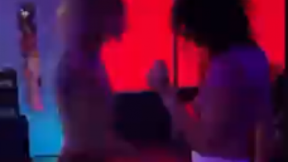 GLUMICA ZAPLESALA OKO ŠIPKE! Proslavila trideseti rođendan, a ovim potezom šokirala sve prisutne!