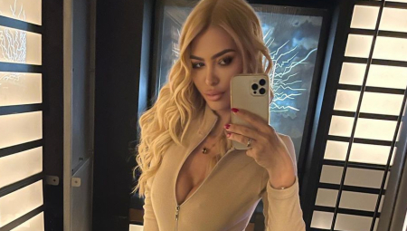 OPASNO DOBRA Snežana Borjan gola u kadi, uživa uz šampanjac i mami uzdahe