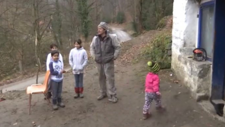 SUTRA ĆE SAHRANITI DEČAKA Okupli se najbliži u kući tuge, pojavila se i majka