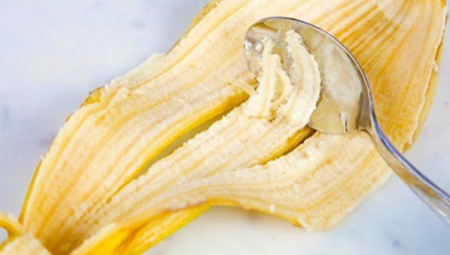 NE BACAJTE JE U KANTU ZA SMEĆE Unutrašnja strana kore od banane ima zapanjujuću moć lečenja